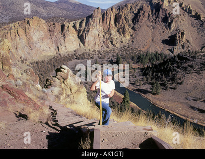 Ein junger Besucher auf dem Monkey Face Trail Elend Grat im Smith Rock State Park Stockfoto