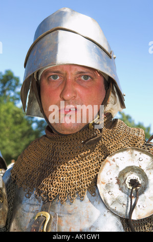 Nahaufnahme der Mann im Anzug der glänzenden Rüstung hält Hecht am mittelalterlichen reenactment Stockfoto