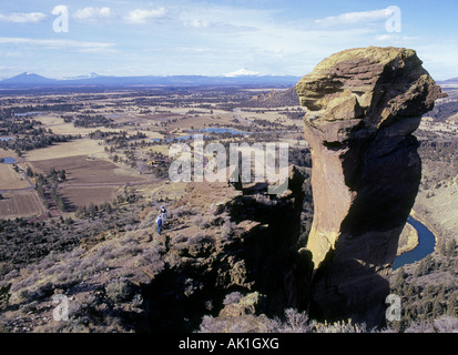 Zwei junge Wanderer genießen die Aussicht vom Affengesicht in Smith Rock State Park Stockfoto