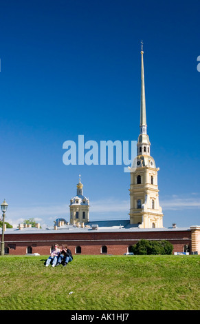 Paar sitzt außerhalb der Festung od, St. Peter und St. Paul, St. Petersburg, Russland Stockfoto