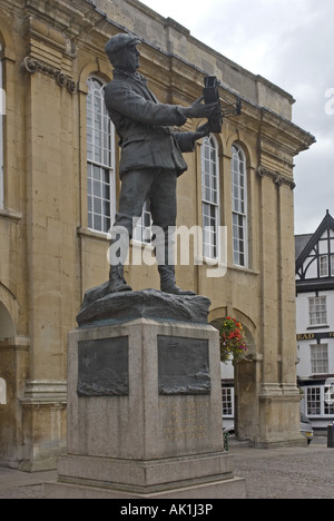 Statue von Charles Stewart Rolls, Rolls-Royce Ruhm in Agincourt Square, Monmouth, Wales Stockfoto