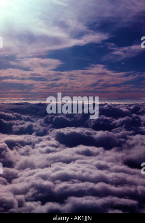 Luftaufnahme des Himmels über Wolken. Stockfoto