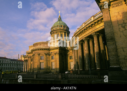 Die massive katholische Kirche St Isaacs CAthedral in der Innenstadt von St. Petersburg Stockfoto