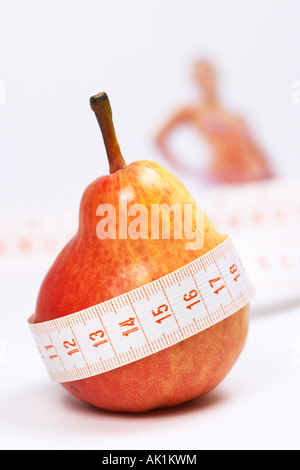 Übergewicht-Check-Up (rote Birne, Unschärfe Frau im Hintergrund) Stockfoto