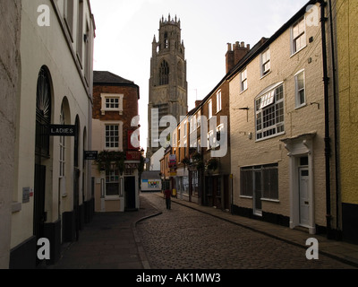 Church Street Boston Lincolnshire führt zu St Botolph s Kirche oder Boston Stump im Abendlicht Stockfoto