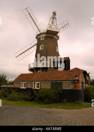 Anfang des 18. Jahrhunderts Windmühle bei Cley nächstes Meer Norfolk England UK jetzt ein Gästehaus am Rande einer Salz-Sumpf Stockfoto