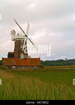 Anfang des 18. Jahrhunderts Windmühle bei Cley nächstes Meer Norfolk UK jetzt ein Gästehaus am Rande einer Salz-Sumpf Stockfoto