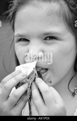 Junges Mädchen Eis essen Stockfoto