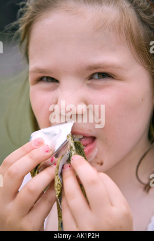 Junges Mädchen Eis essen Stockfoto