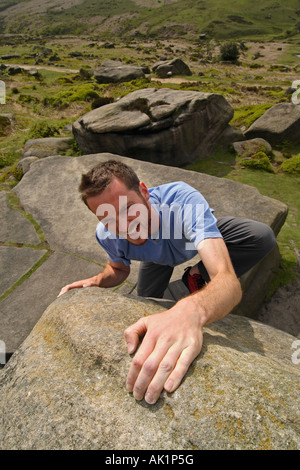 Ein Bergsteiger auf einem Felsen - Peak District, England, UK Stockfoto