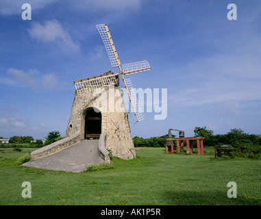 Eine alte Windmühle auf dem alten Zucker Bauernhof, bekannt als die Lust und Laune-Plantage Stockfoto