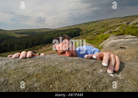 Ein Bergsteiger auf einem Felsen - Peak District, England UK Stockfoto