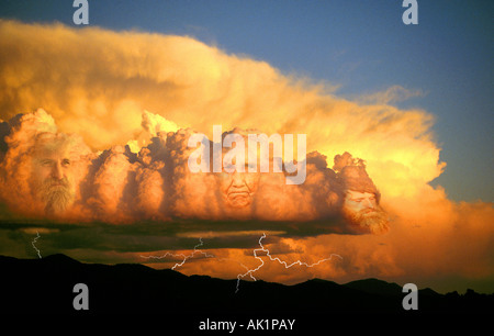 Die Sturm-Götter fangen Sie eine Fahrt auf einer riesigen Cumulo Nimbus Wolke über der Sangre De Cristo Mountains in der Nähe von Santa Fe, New Mexico Stockfoto