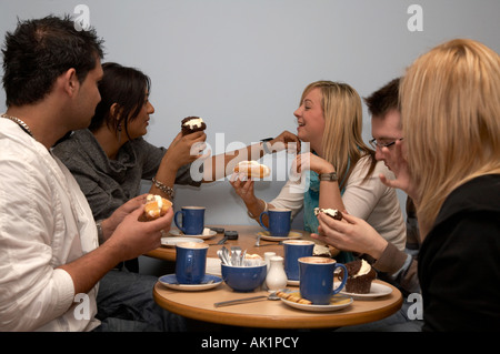 Gruppe von fünf Studenten sitzen in einem Café bei einer Tasse Kaffee und einige Brötchen Stockfoto