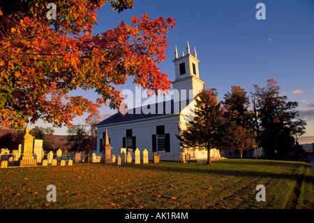 Mondaufgang über ein Landkirche und Friedhof im Oktober als der Herbst Farbwechsel überholt den Green Mountains von Vermont Stockfoto