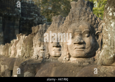 Stein-Dämon Gesichter auf der Naga-Brücke am Südtor von Angkor Thom Angkor Seam Reap Kambodscha Stockfoto