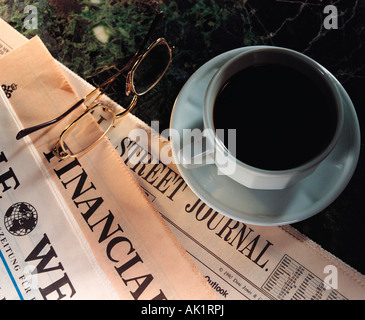 Still-Leben, Nahrung, Geschäft, Tasse Kaffee & Finanzzeitungen, Stockfoto