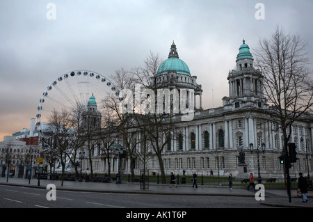 Der Belfast City Hall und der vorübergehenden Riesenrad bei Sonnenaufgang in Belfast City Centre als Pendler zur Arbeit in den frühen Morgenstunden gehen Stockfoto