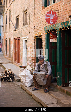 Mann liest Zeitung im Dorf Bungamati Kathmandu-Tal Nepal Stockfoto