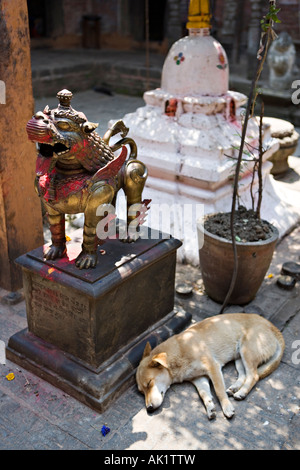 Hund bronze liegt schlafend am Krankenbett Guss Löwenstatue in der Stadt Bhaktapur Kathmandu-Tal Nepal Stockfoto