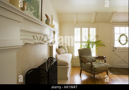 Kamin und Sessel im Wohnzimmer Stockfoto