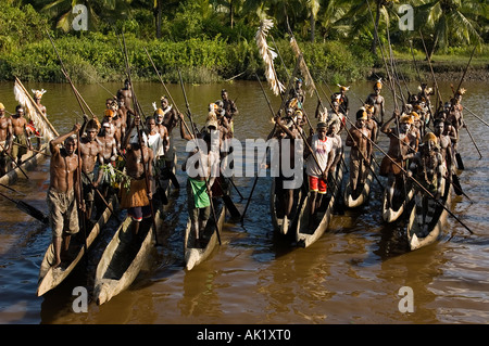 Kanu Krieg Zeremonie der Asmat Leute, Irian Jaya, Indonesien. Stockfoto