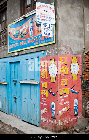 Kaufen Sie in der Morgendämmerung an Straßenecke von Patan Kathmandu Nepal ein Stockfoto