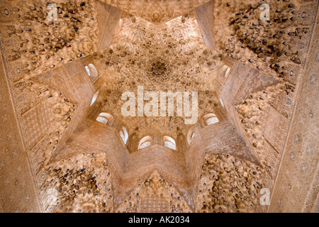 Decke in der Sala de Los Abencerrajes, The Harem, Palacios Nazaries (Nazrid Paläste), Alhambra, Granada, Andalusien, Spanien Stockfoto