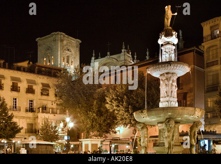 Brunnen auf der Plaza Bib-Rambla in der Nacht mit der Kathedrale hinter, Granada, Andalusien, Spanien Stockfoto