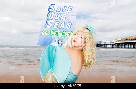 Save Our Seas Mermaid. VIVA Vegetarier International Voice für Tiere mermaid landet auf dem Strand von Blackpool, Großbritannien Stockfoto