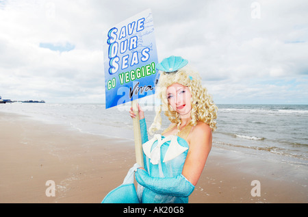 Save Our Seas Mermaid. VIVA Vegetarier International Voice für Tiere mermaid landet auf dem Strand von Blackpool, Großbritannien Stockfoto