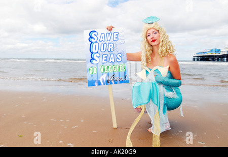 Save Our Seas Mermaid. VIVA Vegetarier International Voice für Tiere mermaid landet auf dem Strand von Blackpool, Großbritannien Stockfoto