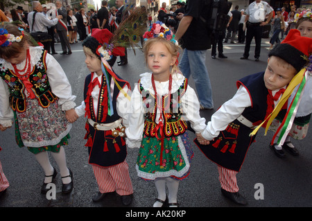 Tausende Teilnehmer und Zuschauer versammeln sich auf der Fifth Avenue für die 70. jährliche Pulaski Day Parade Stockfoto