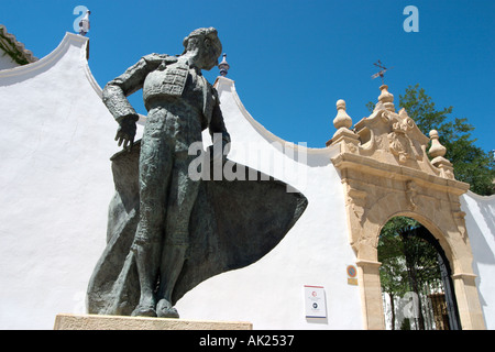 Statue von einem Matador außerhalb der Plaza de Toros (Stierkampfarena), Ronda, Andalusien, Spanien Stockfoto