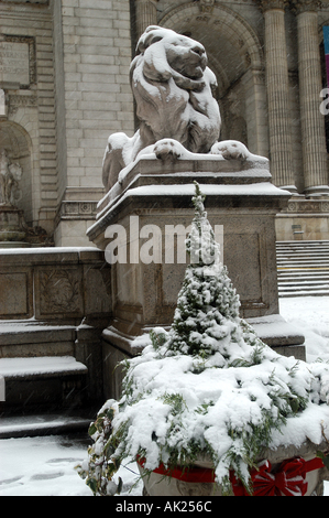 New York Manhattan Bibliothek 42 Lion Schnee Schritte vertikale Stockfoto