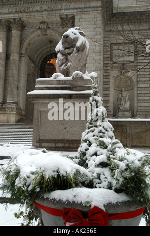 New York Manhattan Bibliothek 42 Lion Schnee vertikal Stockfoto