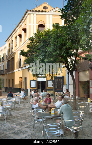 Straßencafé im Barrio Santa Cruz, Sevilla, Andalusien, Spanien Stockfoto