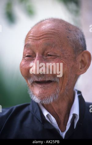 Chinesischer alter Mann China. Volksrepublik China in der Provinz Zhejiang. 2001 2000er Jahre HOMER SYKES Stockfoto
