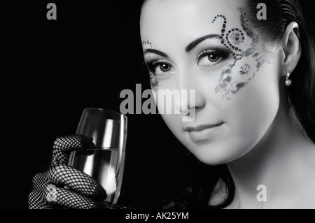 Romantische ausdrucksstarke schöne Frau mit einem Glas Wein Stockfoto