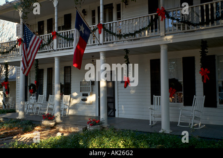Kolonialstil Bed &amp; Breakfast Haus mit weißen Säulen und Schaukelstühle auf der Veranda Salado Texas USA Stockfoto