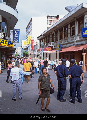 SAN JOSE COSTA RICA Mittelamerika August A paar bewaffnete Polizei unter den Käufern in Avendida Mittel- Stockfoto