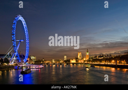 Blick auf das London Eye, Westminster Bridge und den Houses of Parliament von Charing Cross Fußgängerbrücke am Sonnenuntergang Dämmerung am Abend. Stockfoto