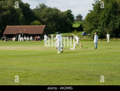 Dorf-Cricket-Platz mit Fernblick über die Rotunde-Tempel in Brightling Park Brightling East Sussex gebaut von John Mad Jack F Stockfoto