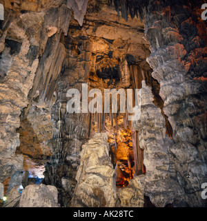 Stalaktiten und Stalagmiten, die spektakulär beleuchtet im coolen kathedralenartigen Auditorium in St. Michaels Höhle auf Gibraltar Stockfoto