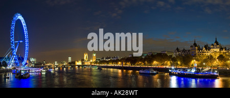 Einen 2 Bild Stich Panoramablick auf London Eye, Westminster Bridge und Häuser des Parlaments von Charing X Brücke bei Sonnenuntergang. Stockfoto