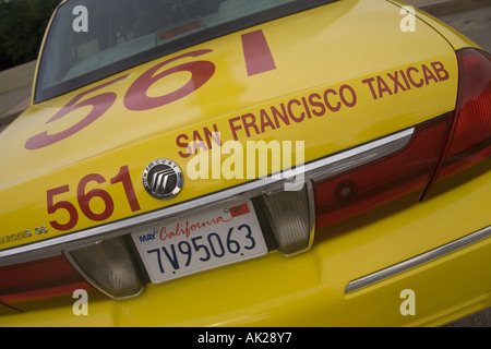 Nahaufnahme des Abschnitts von typischen hellen gelben Taxi genommen arty schräg in San Francisco Westküste Kalifornien USA Stockfoto
