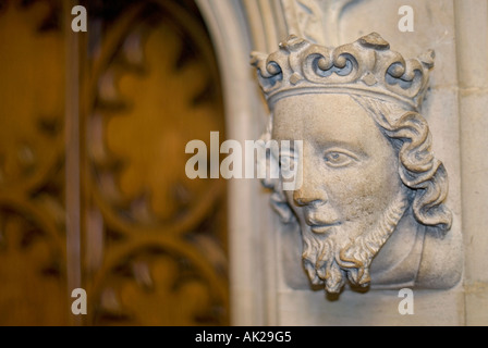 Detail der komplizierten Steinrelief eines gekrönten Kopf auf eine Steinsäule in Magdalen College Chapel University of Oxford England Stockfoto