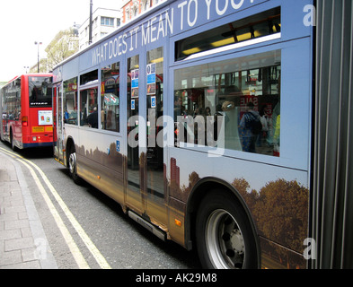 Kurvenreich London-Bus in der Oxford Street - 2 Stockfoto