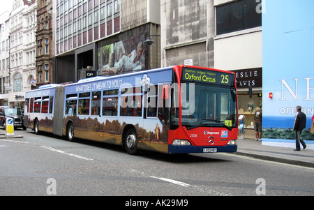 Kurvenreich London-Bus in der Oxford Street - 1 Stockfoto