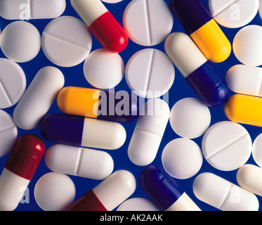 Stillleben. Medizin / Pharmazie. Nahaufnahme von Tabletten und Kapseln. Stockfoto